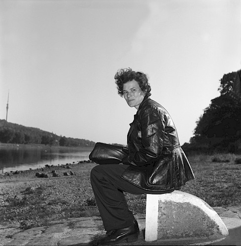 Frau am Elbufer, Dresden 1983