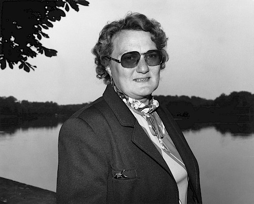 Frau mit Fischbrosche, Dresden 1984