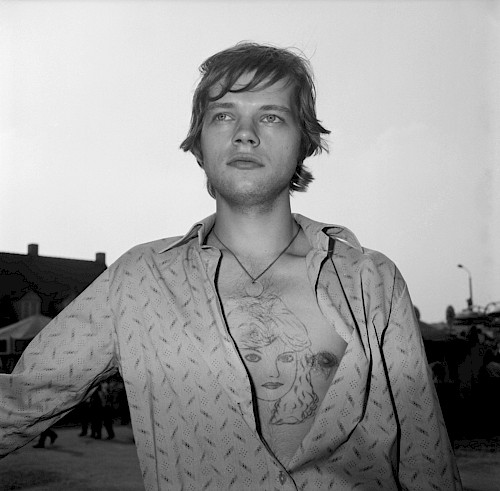 Junger Mann mit Tätowierung, Leipzig 1982