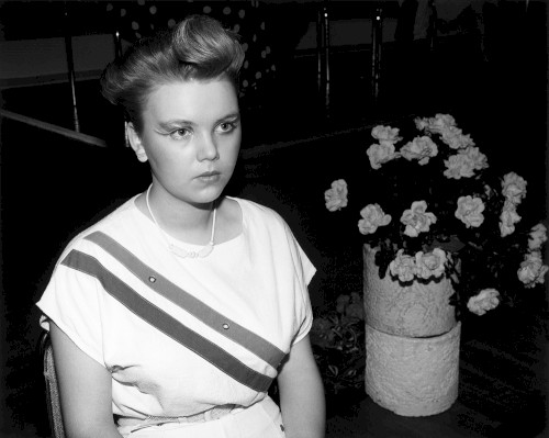 Mädchen mit gestreifter Bluse, Erfurt 1982