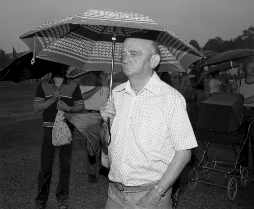 Mann mit Regenschirm, Magdeburg 1984