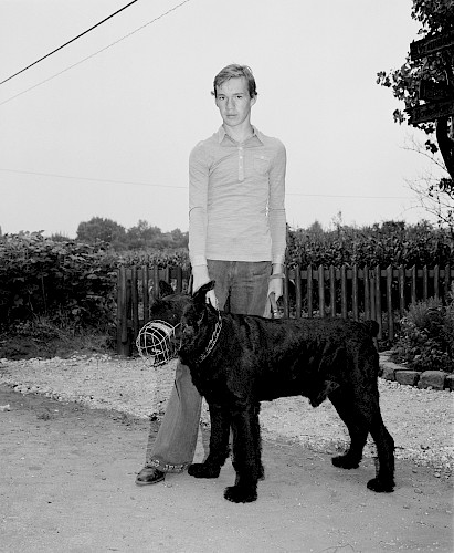 Schwarzer Hund mit Maulkorb, Leipzig 1985